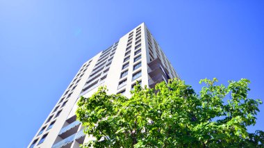 Eko apartmanı enerji ve temiz hava tasarrufu yapıyor. Yeşil bölgedeki modern apartman blokları, konut ve lüks ev kompleksi. 