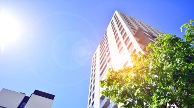 Eko apartmanı enerji ve temiz hava tasarrufu yapıyor. Yeşil bölgedeki modern apartman blokları, konut ve lüks ev kompleksi. 