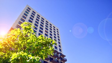 Eko apartmanı enerji ve temiz hava tasarrufu yapıyor. Yeşil bölgedeki modern apartman blokları, konut ve lüks ev kompleksi. 