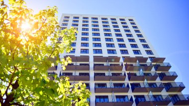 Eko apartmanı enerji ve temiz hava tasarrufu yapıyor. Yeşil bölgedeki modern apartman blokları, konut ve lüks ev kompleksi. 