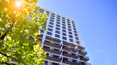 Eko apartmanı enerji ve temiz hava tasarrufu yapıyor. Yeşil bölgedeki modern apartman blokları, konut ve lüks ev kompleksi. 