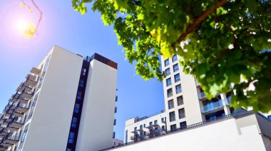 Eko apartmanı enerji ve temiz hava tasarrufu yapıyor. Yeşil bölgedeki modern apartman blokları, konut ve lüks ev kompleksi. 