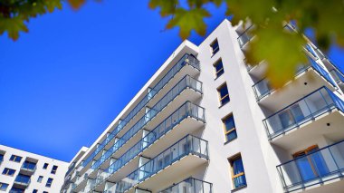 Eko apartmanı enerji ve temiz hava tasarrufu yapıyor. Yeşil bölgedeki modern apartman blokları, konut ve lüks ev kompleksi. 