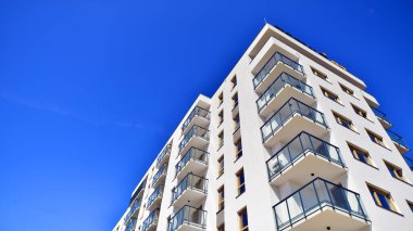 Yeni, modern apartman kompleksi. Modern apartmanın dış görünüşü. Yeni inşaat dairesi ya da apartman kompleksi.