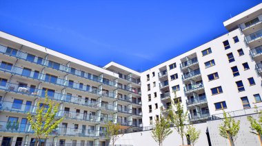 Eko apartmanı enerji ve temiz hava tasarrufu yapıyor. Yeşil bölgedeki modern apartman blokları, konut ve lüks ev kompleksi. 