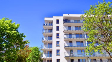 Eko apartmanı enerji ve temiz hava tasarrufu yapıyor. Yeşil bölgedeki modern apartman blokları, konut ve lüks ev kompleksi. 