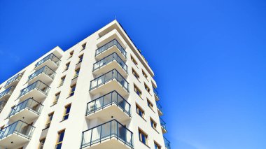 Yeni, modern apartman kompleksi. Modern apartmanın dış görünüşü. Yeni inşaat dairesi ya da apartman kompleksi.
