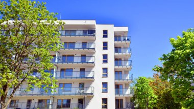 Eko apartmanı enerji ve temiz hava tasarrufu yapıyor. Yeşil bölgedeki modern apartman blokları, konut ve lüks ev kompleksi. 