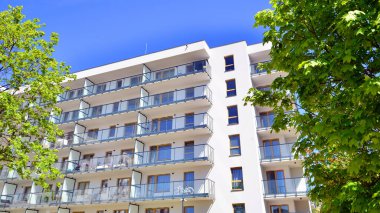 Eko apartmanı enerji ve temiz hava tasarrufu yapıyor. Yeşil bölgedeki modern apartman blokları, konut ve lüks ev kompleksi. 