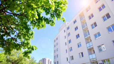 Eko apartmanı enerji ve temiz hava tasarrufu yapıyor. Yeşil bölgedeki modern apartman blokları, konut ve lüks ev kompleksi. 