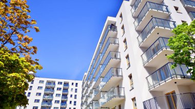 Eko apartmanı enerji ve temiz hava tasarrufu yapıyor. Yeşil bölgedeki modern apartman blokları, konut ve lüks ev kompleksi. 