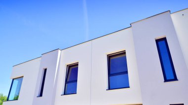 Yeni geliştirilmiş konutlarda teraslı aile evleri. Banliyödeki emlak piyasası. Yeni bir gelişme bölgesinde yeni bekar aile evleri. Modern görünüşlü konutlar.. 