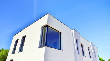 Yeni geliştirilmiş konutlarda teraslı aile evleri. Banliyödeki emlak piyasası. Yeni bir gelişme bölgesinde yeni bekar aile evleri. Modern görünüşlü konutlar.. 