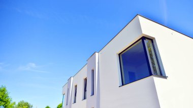 Yeni geliştirilmiş konutlarda teraslı aile evleri. Banliyödeki emlak piyasası. Yeni bir gelişme bölgesinde yeni bekar aile evleri. Modern görünüşlü konutlar.. 