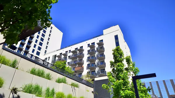 Eko apartmanı enerji ve temiz hava tasarrufu yapıyor. Yeşil bölgedeki modern apartman blokları, konut ve lüks ev kompleksi. 