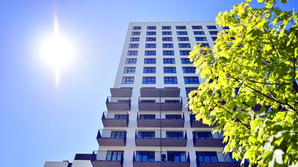 Eko apartmanı enerji ve temiz hava tasarrufu yapıyor. Yeşil bölgedeki modern apartman blokları, konut ve lüks ev kompleksi. 