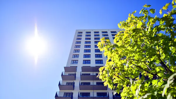 Eko apartmanı enerji ve temiz hava tasarrufu yapıyor. Yeşil bölgedeki modern apartman blokları, konut ve lüks ev kompleksi. 