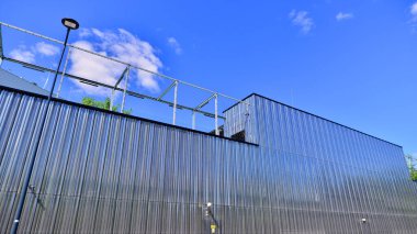 Modern metal levha ön cephe depolama binasının mimari detayları.