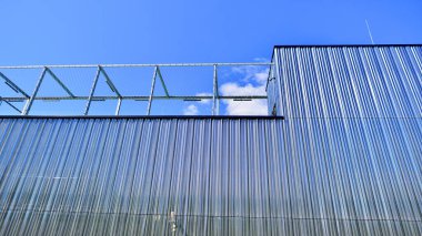 Modern metal levha ön cephe depolama binasının mimari detayları.