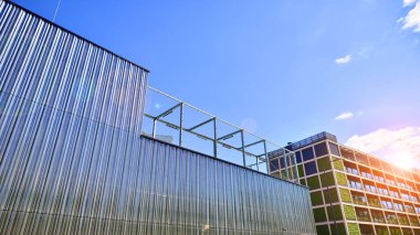 Modern metal levha ön cephe depolama binasının mimari detayları.