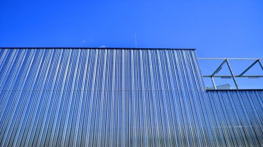 Modern metal levha ön cephe depolama binasının mimari detayları.