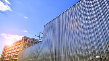 Modern metal levha ön cephe depolama binasının mimari detayları.