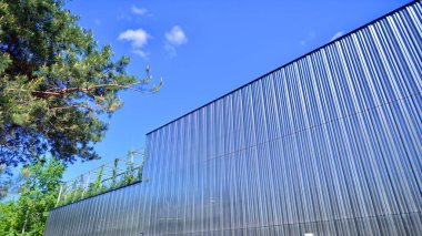 Modern metal levha ön cephe depolama binasının mimari detayları.