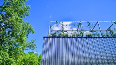 Modern metal levha ön cephe depolama binasının mimari detayları.