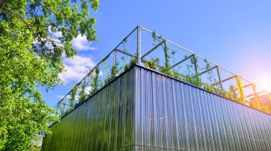 Modern metal levha ön cephe depolama binasının mimari detayları.