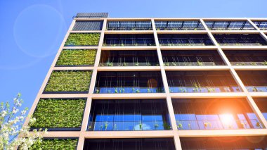 Ağaçlı modern şehir ekonomi bürosu binası. Modern mimari cephesinin detaylı görüntüleri, iş kavramları. Çevre. Modern bina ve ağaçlar, çift pozlama.