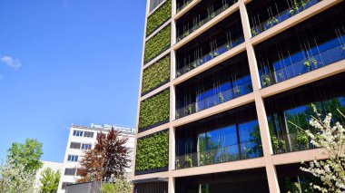 Ağaçlı modern şehir ekonomi bürosu binası. Modern mimari cephesinin detaylı görüntüleri, iş kavramları. Çevre. Modern bina ve ağaçlar, çift pozlama.