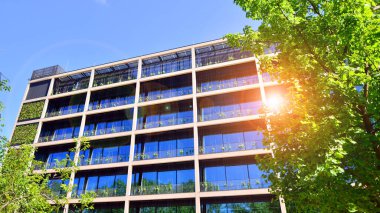 Ağaçlı modern şehir ekonomi bürosu binası. Modern mimari cephesinin detaylı görüntüleri, iş kavramları. Çevre. Modern bina ve ağaçlar, çift pozlama.