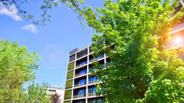 Ağaçlı modern şehir ekonomi bürosu binası. Modern mimari cephesinin detaylı görüntüleri, iş kavramları. Çevre. Modern bina ve ağaçlar, çift pozlama.