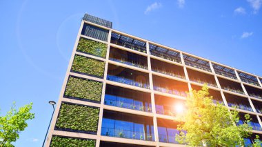 Ağaçlı modern şehir ekonomi bürosu binası. Modern mimari cephesinin detaylı görüntüleri, iş kavramları. Çevre. Modern bina ve ağaçlar, çift pozlama.