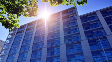 Eko apartmanı enerji ve temiz hava tasarrufu yapıyor. Yeşil bölgedeki modern apartman blokları, konut ve lüks ev kompleksi. 