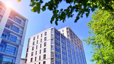 Eko apartmanı enerji ve temiz hava tasarrufu yapıyor. Yeşil bölgedeki modern apartman blokları, konut ve lüks ev kompleksi. 