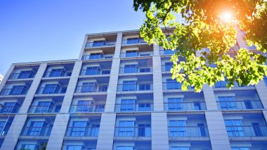 Eko apartmanı enerji ve temiz hava tasarrufu yapıyor. Yeşil bölgedeki modern apartman blokları, konut ve lüks ev kompleksi. 