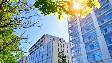 Eko apartmanı enerji ve temiz hava tasarrufu yapıyor. Yeşil bölgedeki modern apartman blokları, konut ve lüks ev kompleksi. 