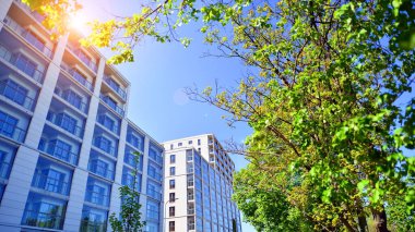 Eko apartmanı enerji ve temiz hava tasarrufu yapıyor. Yeşil bölgedeki modern apartman blokları, konut ve lüks ev kompleksi. 