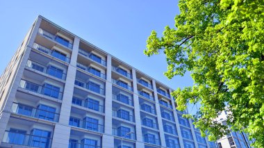 Eko apartmanı enerji ve temiz hava tasarrufu yapıyor. Yeşil bölgedeki modern apartman blokları, konut ve lüks ev kompleksi. 