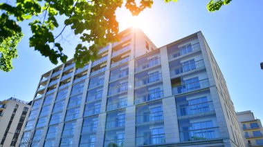 Eko apartmanı enerji ve temiz hava tasarrufu yapıyor. Yeşil bölgedeki modern apartman blokları, konut ve lüks ev kompleksi. 