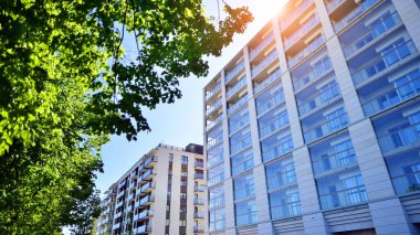 Eko apartmanı enerji ve temiz hava tasarrufu yapıyor. Yeşil bölgedeki modern apartman blokları, konut ve lüks ev kompleksi. 