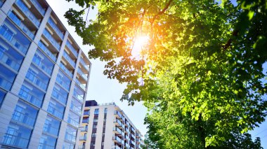 Eko apartmanı enerji ve temiz hava tasarrufu yapıyor. Yeşil bölgedeki modern apartman blokları, konut ve lüks ev kompleksi. 