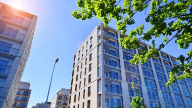 Eko apartmanı enerji ve temiz hava tasarrufu yapıyor. Yeşil bölgedeki modern apartman blokları, konut ve lüks ev kompleksi. 