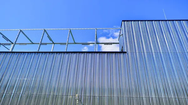 Modern metal levha ön cephe depolama binasının mimari detayları.