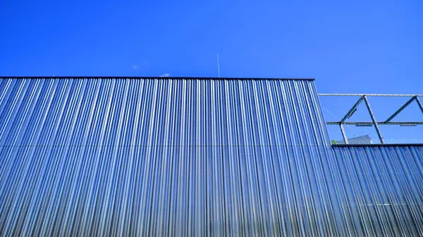 Modern metal levha ön cephe depolama binasının mimari detayları.