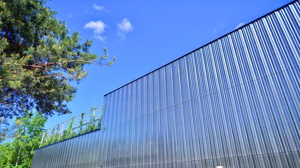 Modern metal levha ön cephe depolama binasının mimari detayları.