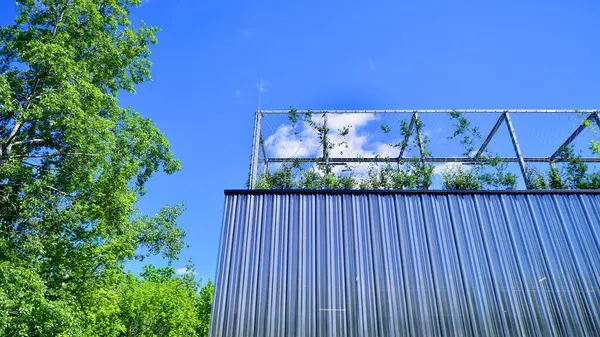 Modern metal levha ön cephe depolama binasının mimari detayları.