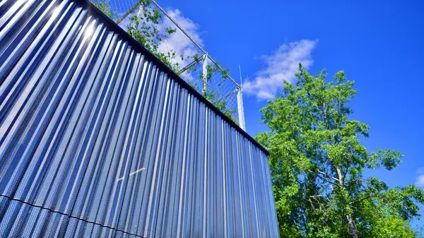 Modern metal levha ön cephe depolama binasının mimari detayları.