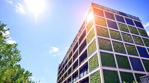 Ağaçlı modern şehir ekonomi bürosu binası. Modern mimari cephesinin detaylı görüntüleri, iş kavramları. Çevre. Modern bina ve ağaçlar, çift pozlama.